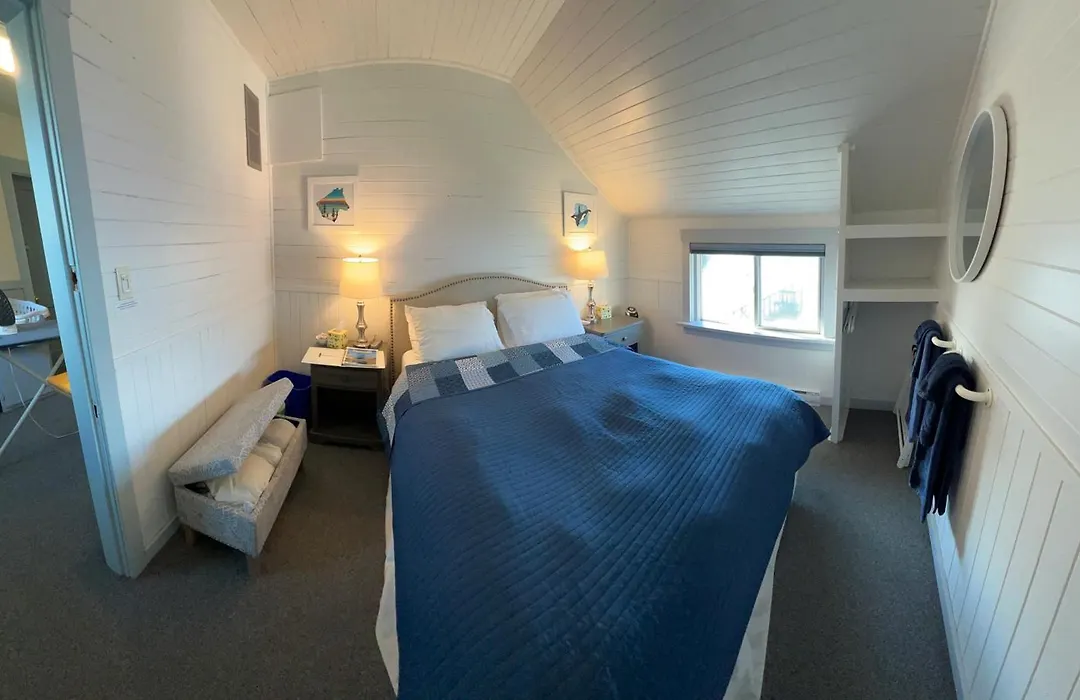 Tofino Paddlers Inn-1